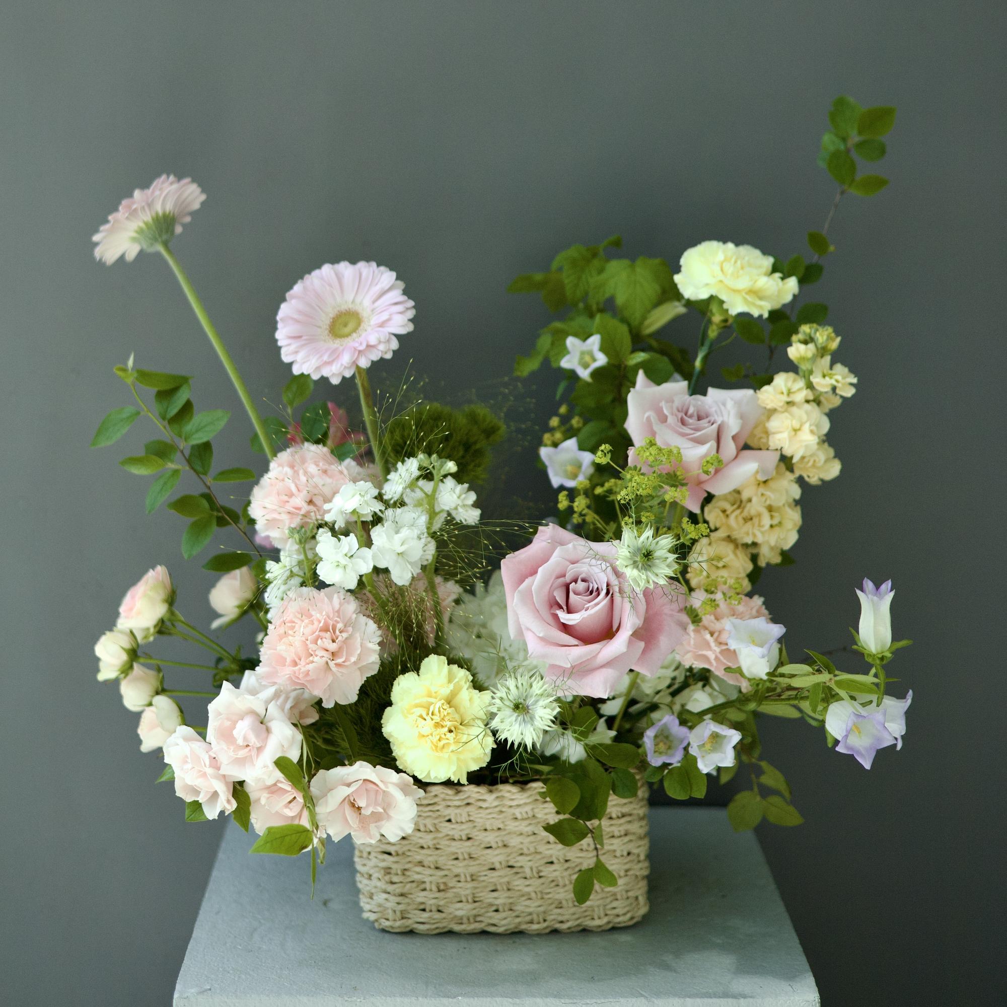 КОМПОЗИЦИЯ  В КОРОБКЕ В НЕЖНО - РОЗОВОЙ ГАММЕ