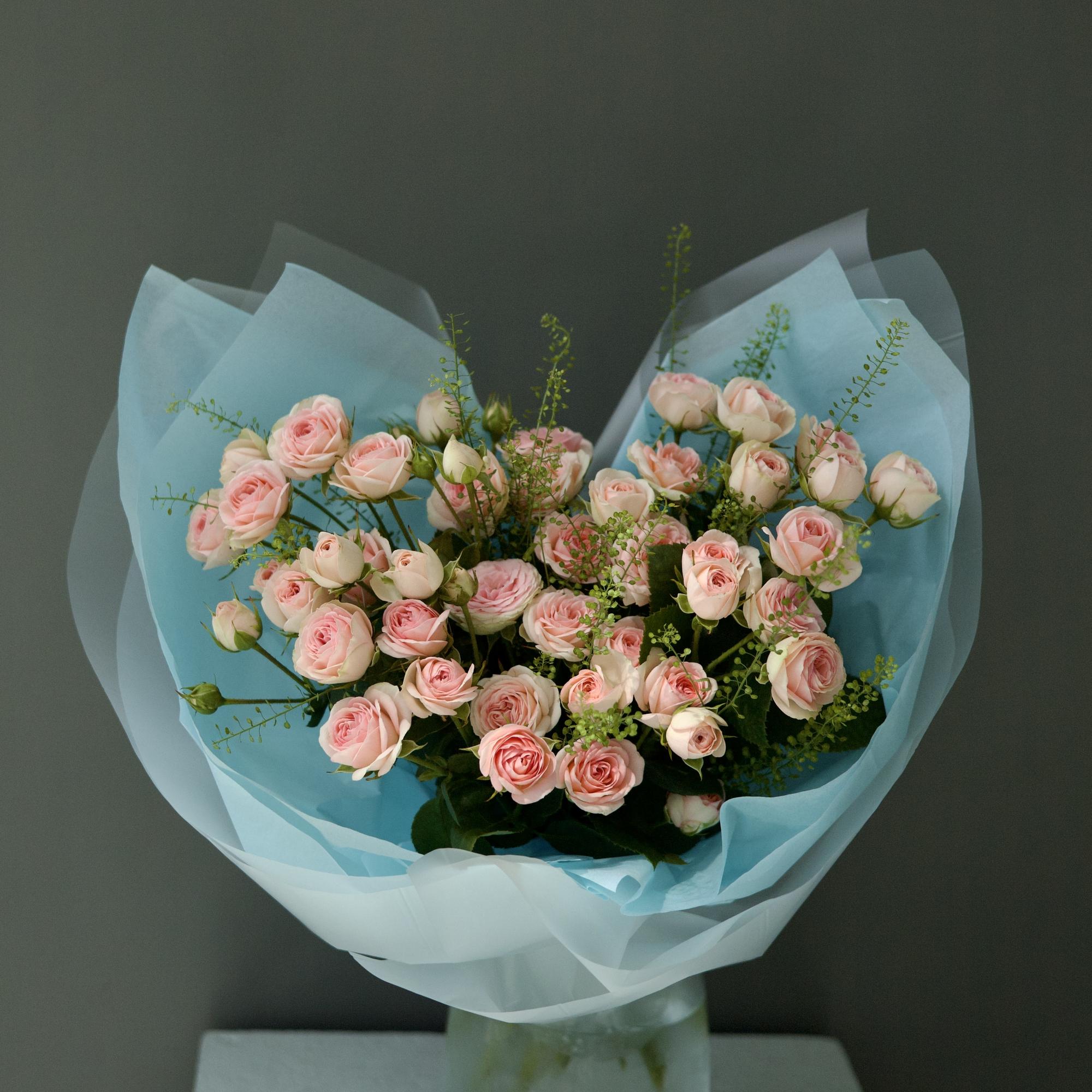 МИКС - БУКЕТ ИЗ КУСТОВЫХ РОЗ "КЭТТИ" И ГРИНБЕЛЛА