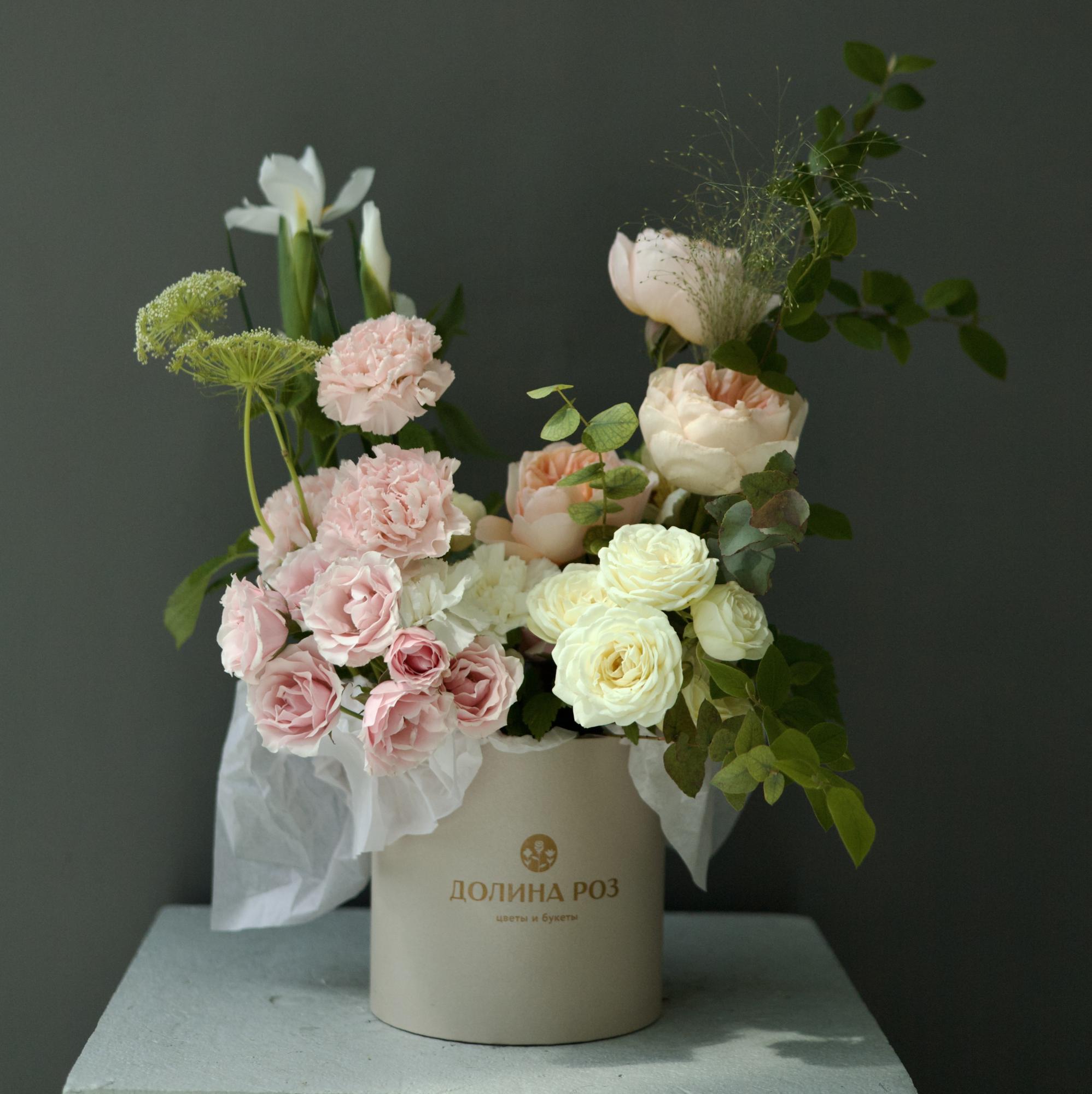 КОМПОЗИЦИЯ  В КОРОБКЕ В КРЕМОВО - РОЗОВОЙ ГАММЕ