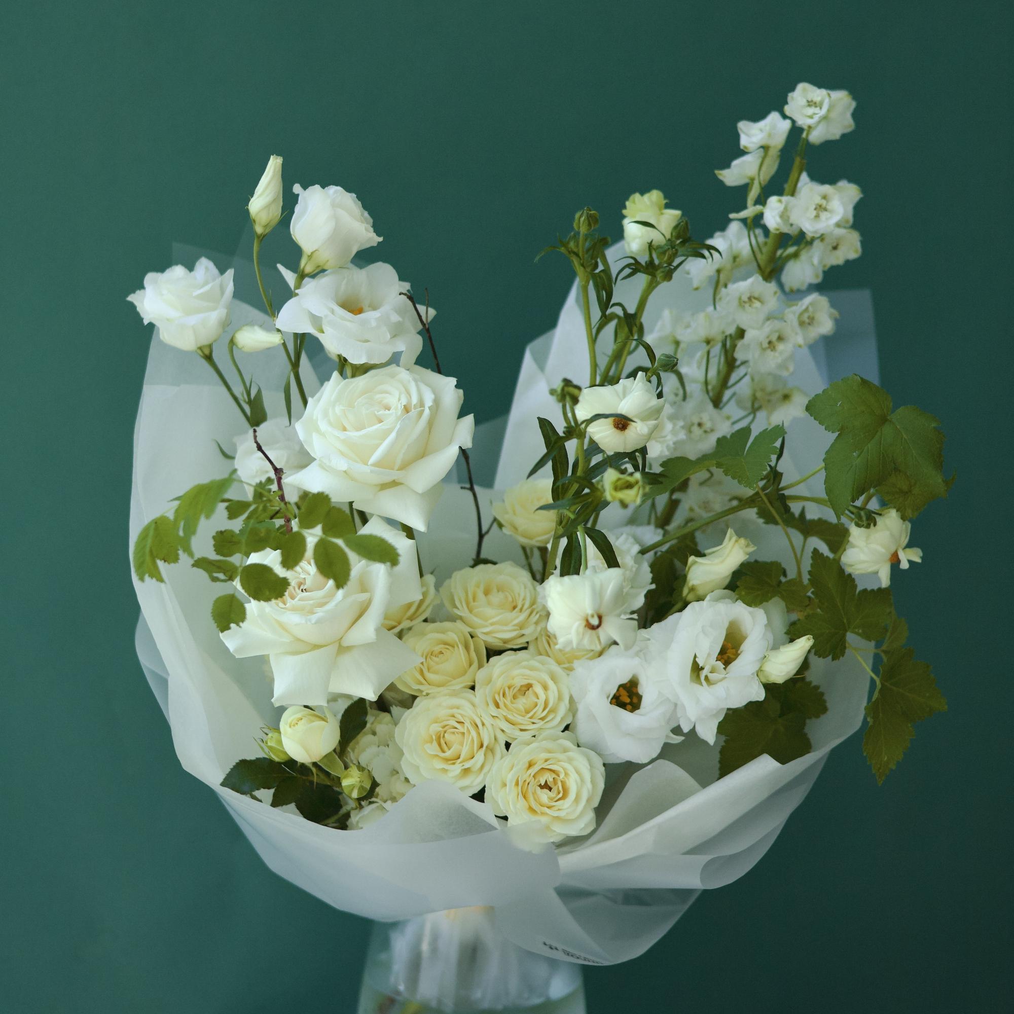 БУКЕТ СБОРНЫЙ РАСКИДИСТЫЙ  В БЕЛОЙ ГАММЕ