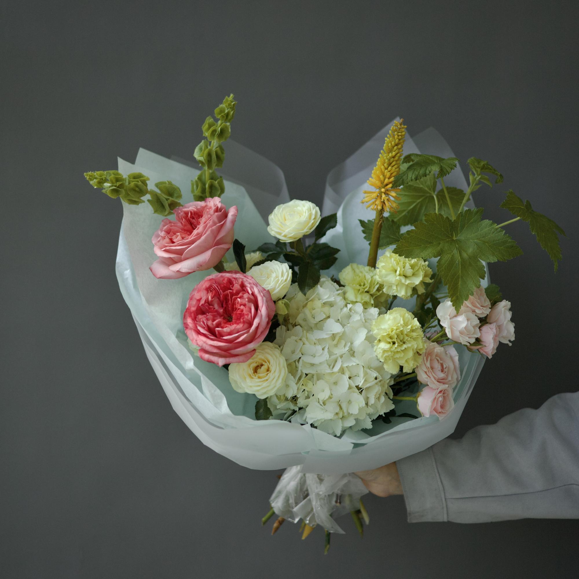 БУКЕТ СБОРНЫЙ В ЗЕЛЕНО - КОРАЛЛОВОЙ ГАММЕ