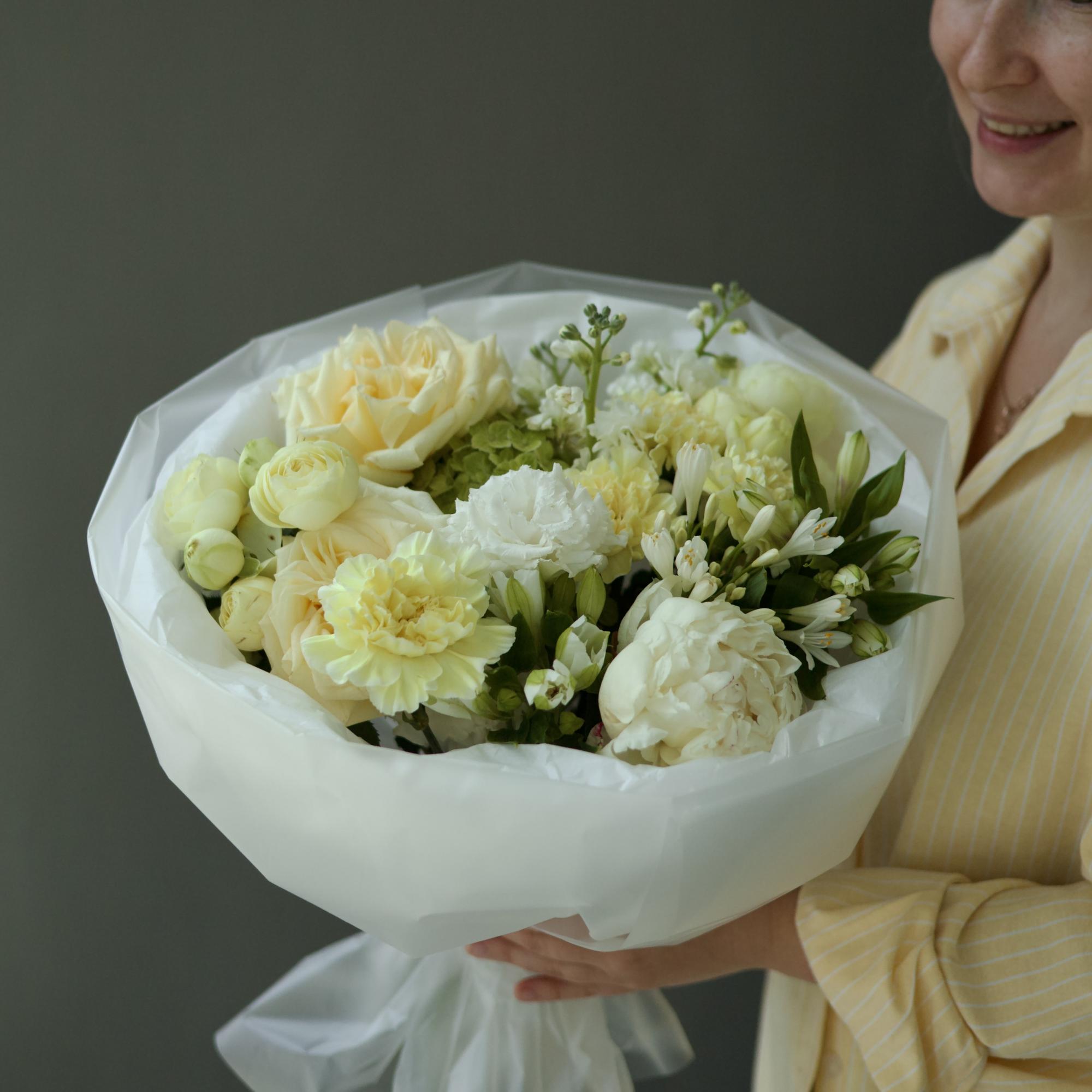 БУКЕТ СБОРНЫЙ В КРЕМОВОЙ ГАММЕ