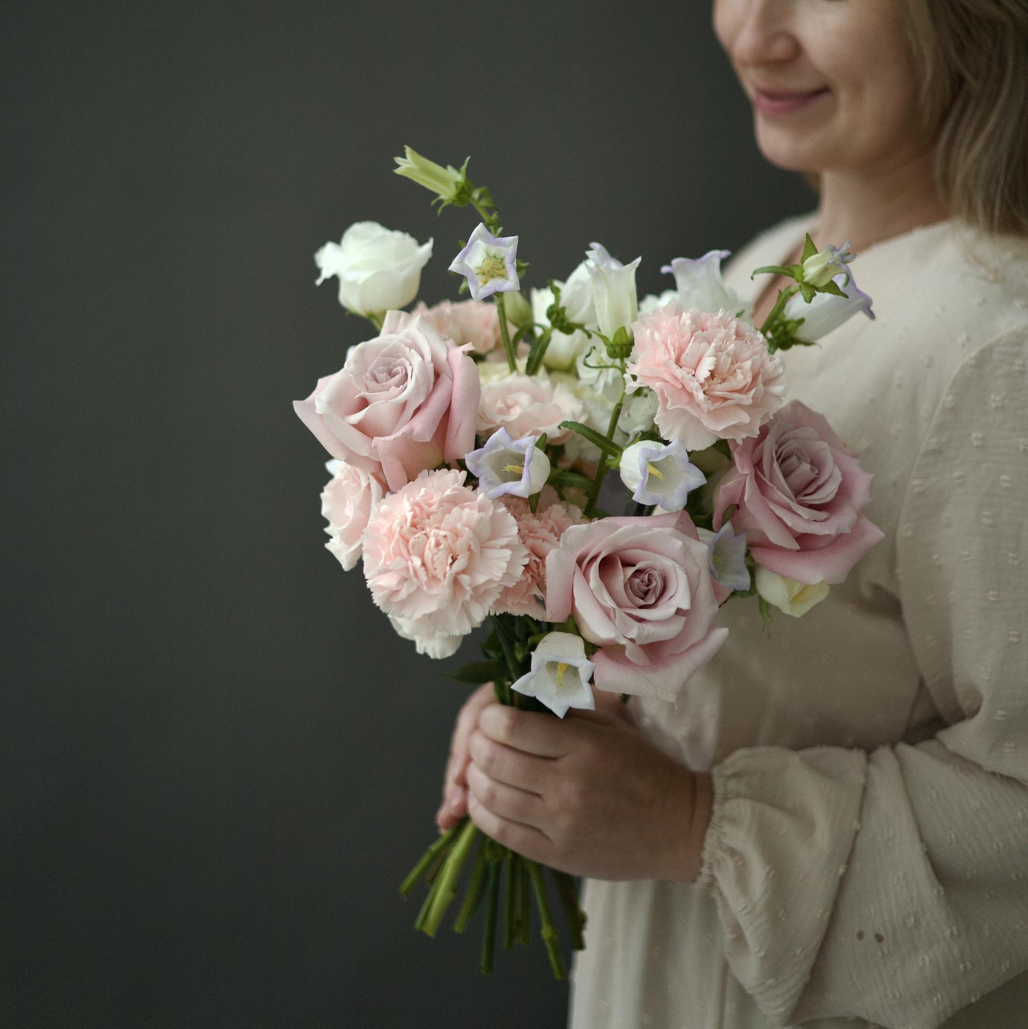 БУКЕТ НЕВЕСТЫ С РОЗАМИ И ГВОЗДИКАМИ