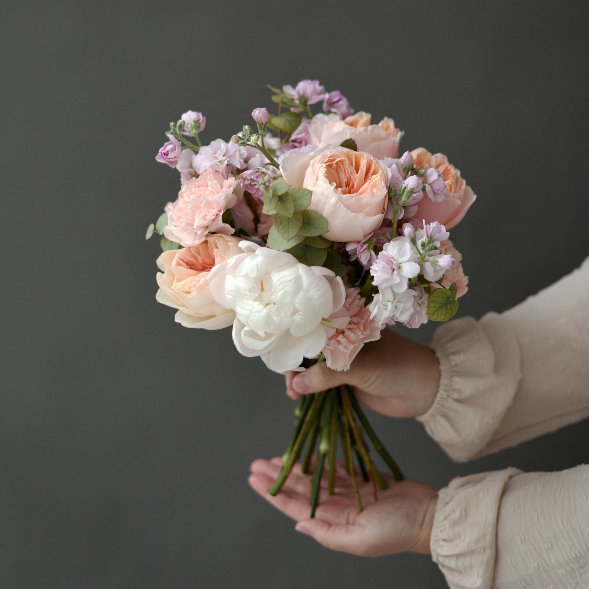 БУКЕТ НЕВЕСТЫ С ПИНОВОДНЫМИ РОЗАМИ