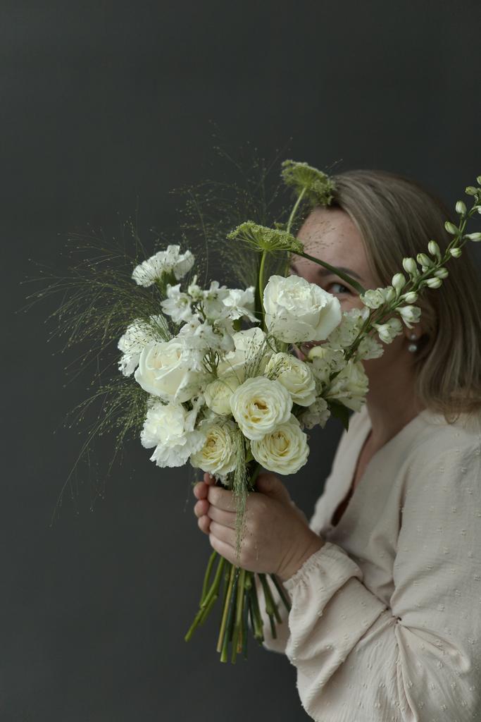 БУКЕТ НЕВЕСТЫ С РОЗАМИ И ДЕЛЬФИНИУМОМ