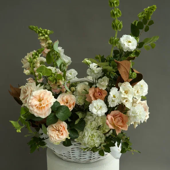 КОМПОЗИЦИЯ  В КОРЗИНЕ В ПЕРСИКОВО-ЗЕЛЕНОЙ ГАММЕ