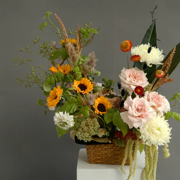 КОМПОЗИЦИЯ  В КОРЗИНЕ С ПОДСОЛНУХАМИ