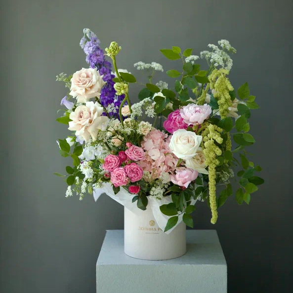 КОМПОЗИЦИЯ  В КОРОБКЕ С РОЗАМИ В НЕЖНОЙ ГАММЕ