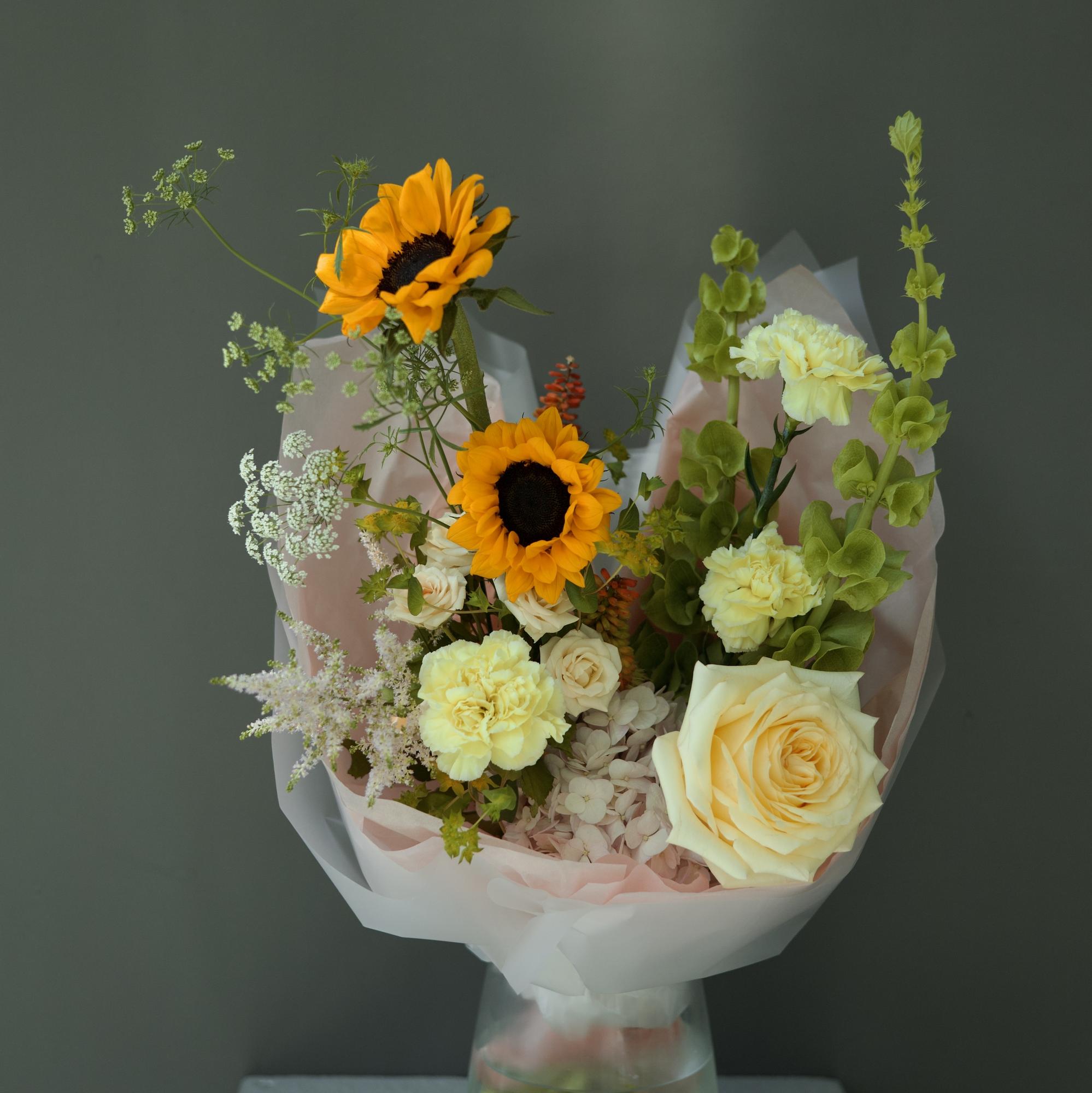БУКЕТ В ЯРКОЙ ГАММЕ С ПОДСОЛНУХАМИ