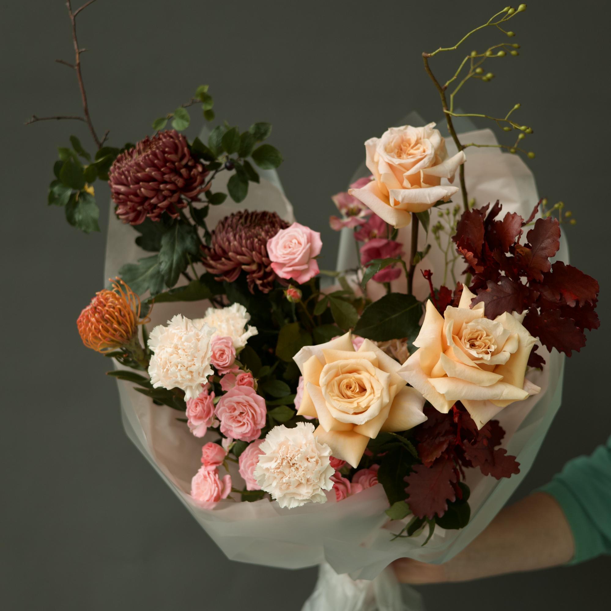 БУКЕТ СБОРНЫЙ РАСКИДИСТЫЙ В КРЕМОВО - БОРДОВОЙ ГАММЕ
