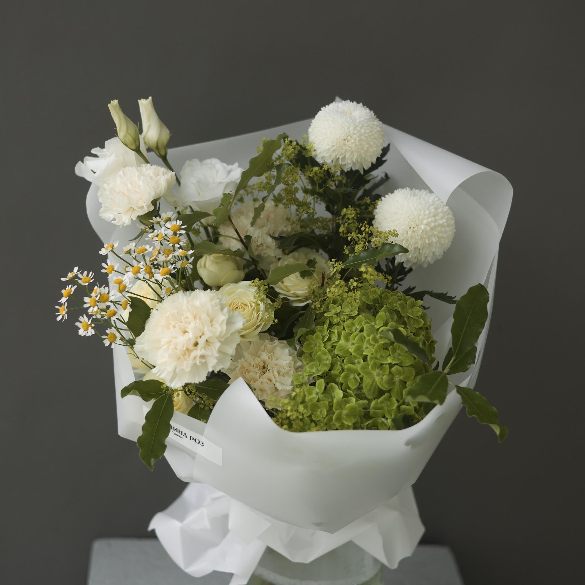 БУКЕТ СБОРНЫЙ В БЕЛО - ЗЕЛЕНОЙ ГАММЕ