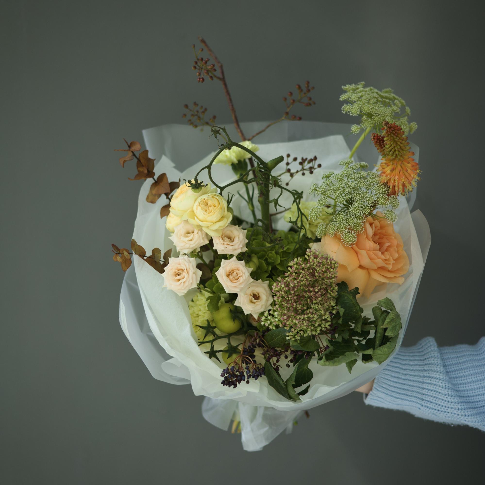 БУКЕТ СБОРНЫЙ В ЗЕЛЕНО - КРЕМОВОЙ ГАММЕ