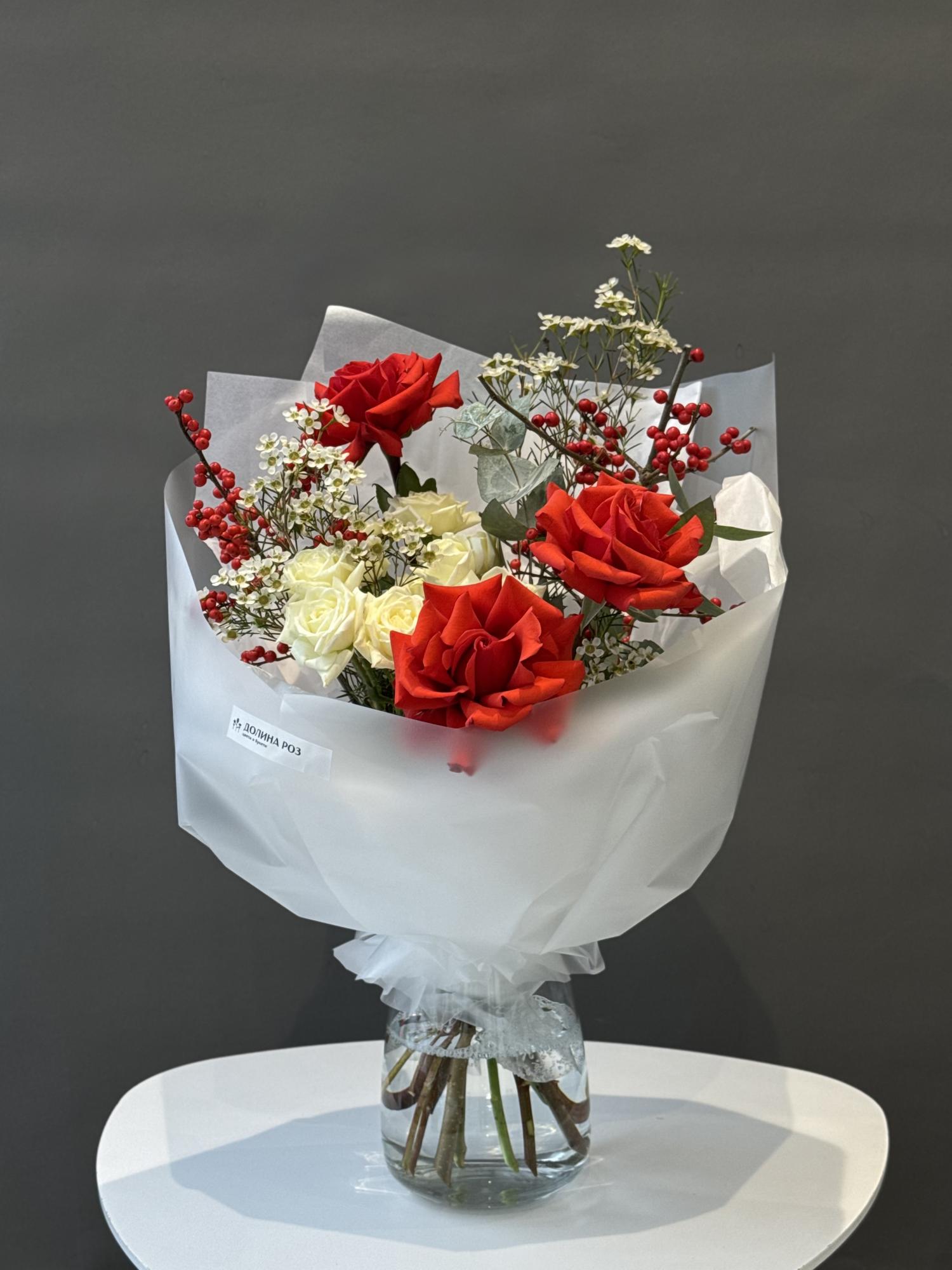 РАСКИДИСТЫЙ СБОРНЫЙ БУКЕТ В ЯРКОЙ ГАММЕ