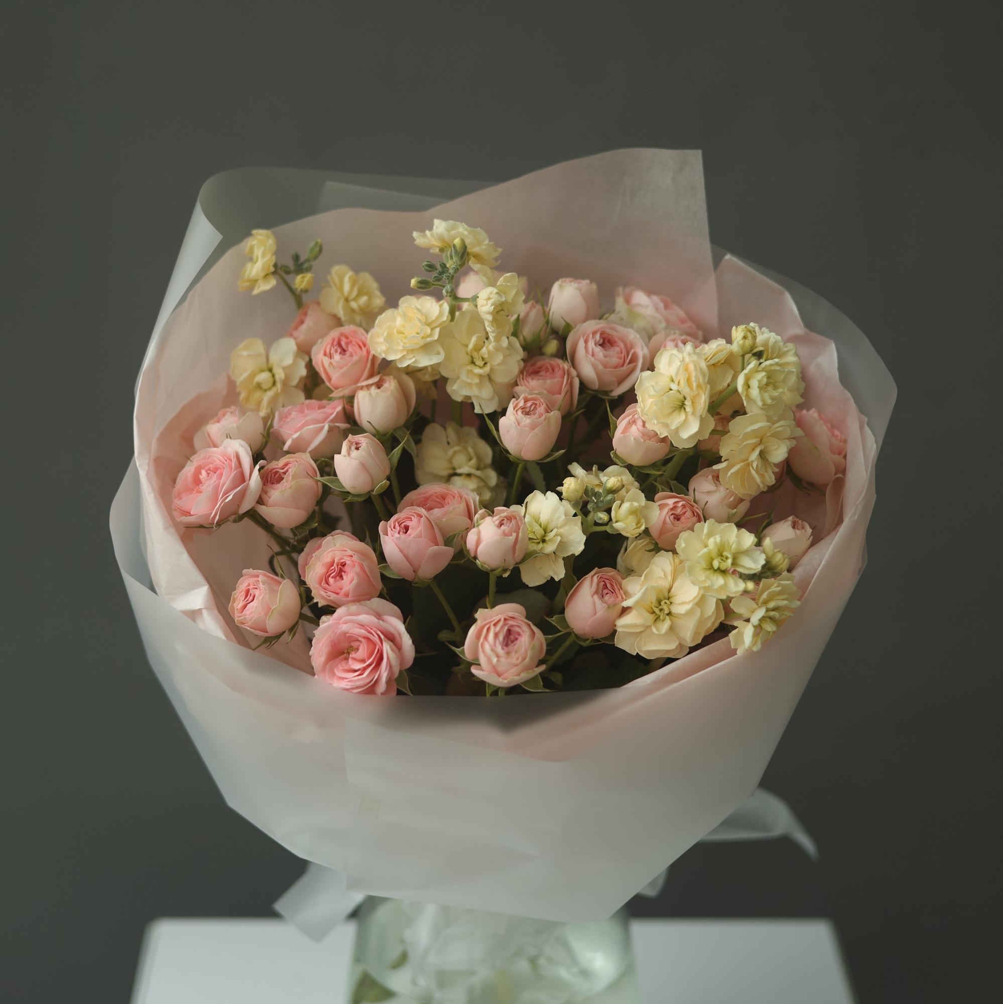 МИКС - БУКЕТ ИЗ КУСТОВЫХ РОЗ "КЭТТИ" И МАТТИОЛЫ