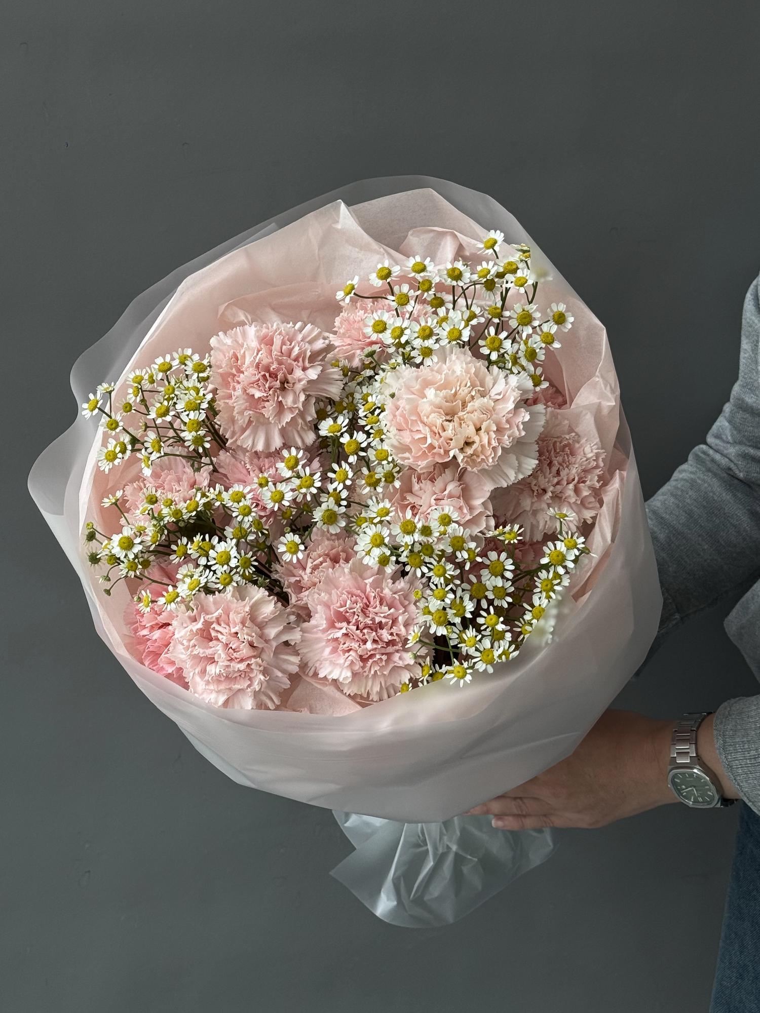 МИКС-БУКЕТ С ДИАНТУСАМИ И МАТРИКАРИЕЙ