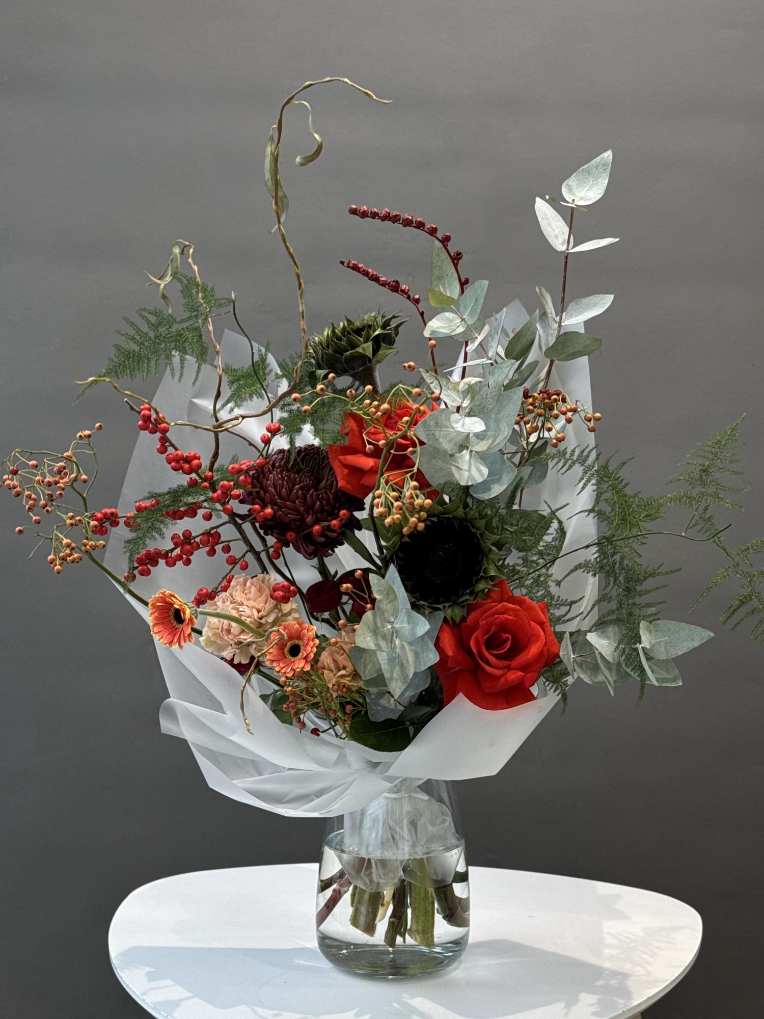 БУКЕТ В ЗЕЛЕНО-БОРДОВОЙ ГАММЕ