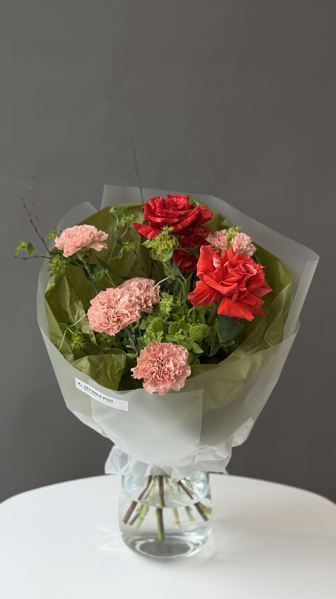 БУКЕТ В ЗЕЛЕНО-БОРДОВОЙ ГАММЕ