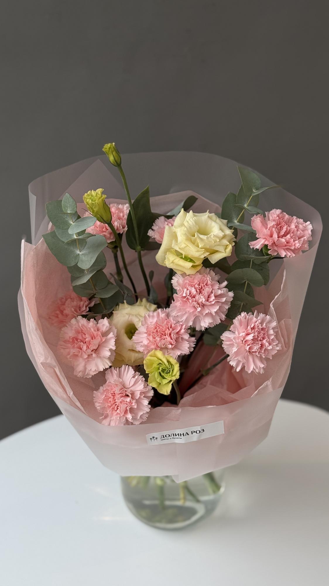 БУКЕТ В РОЗОВОЙ ГАММЕ С ДИАНТУСАМИ И ЭВКАЛИПТОМ