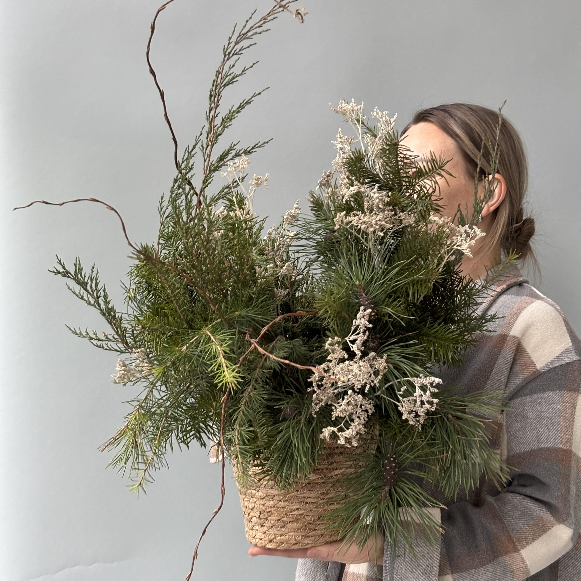 КОМПОЗИЦИЯ В ПЛЕТЕНОМ КАШПО