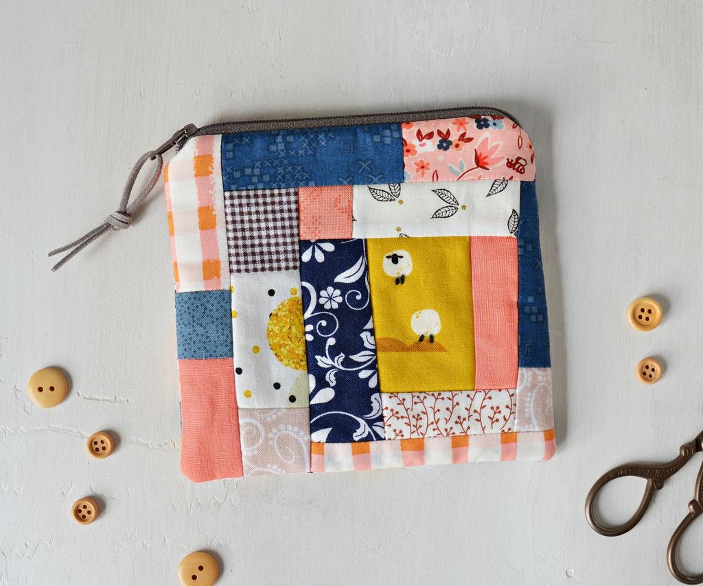 Яркий лоскутный кошелек на молнии "Овечки"