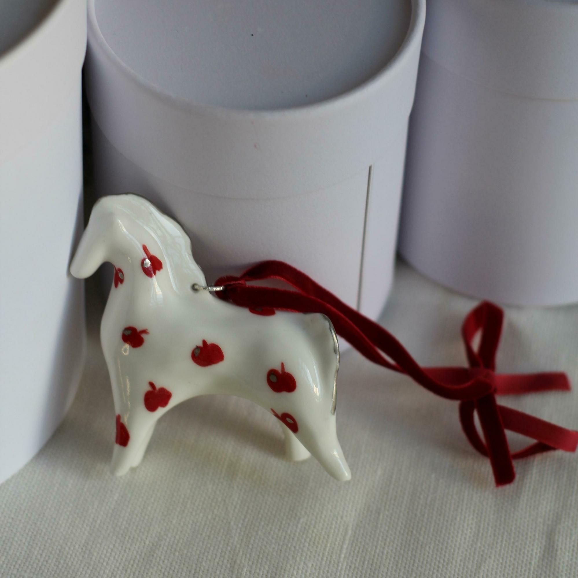 Ёлочная игрушка Лошадка в красных яблоках