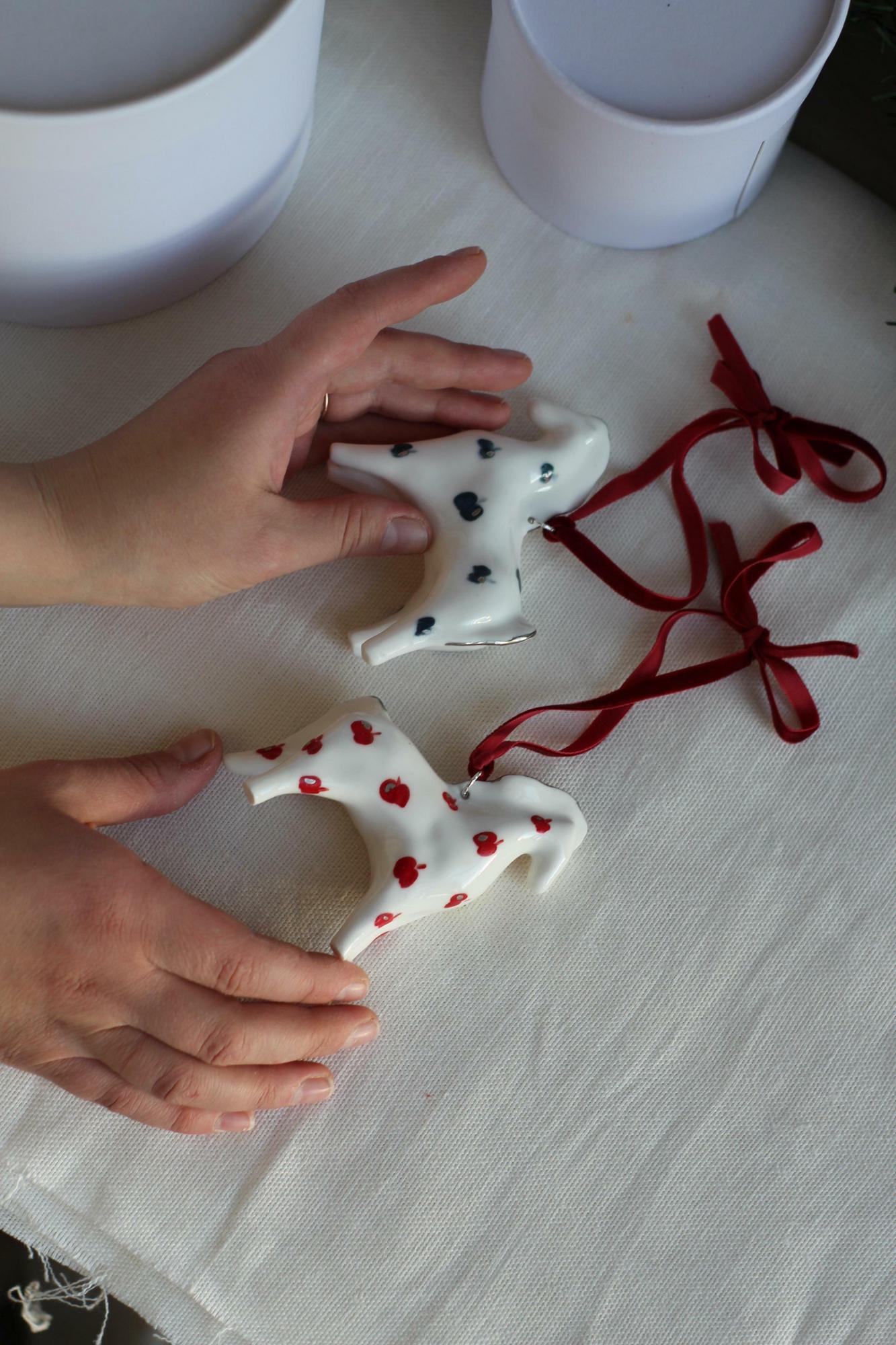 Ёлочная игрушка Лошадка в синих яблоках