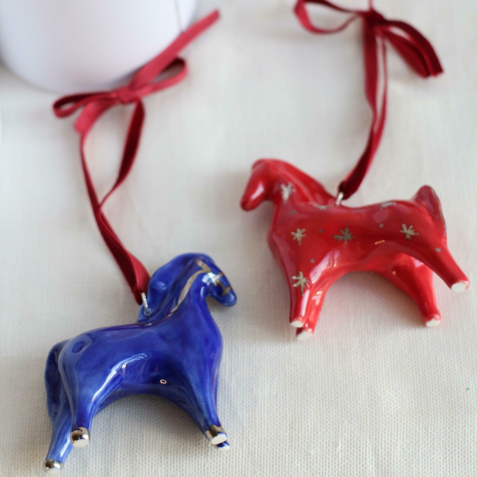 Ёлочная игрушка Лошадка красная со снежинками