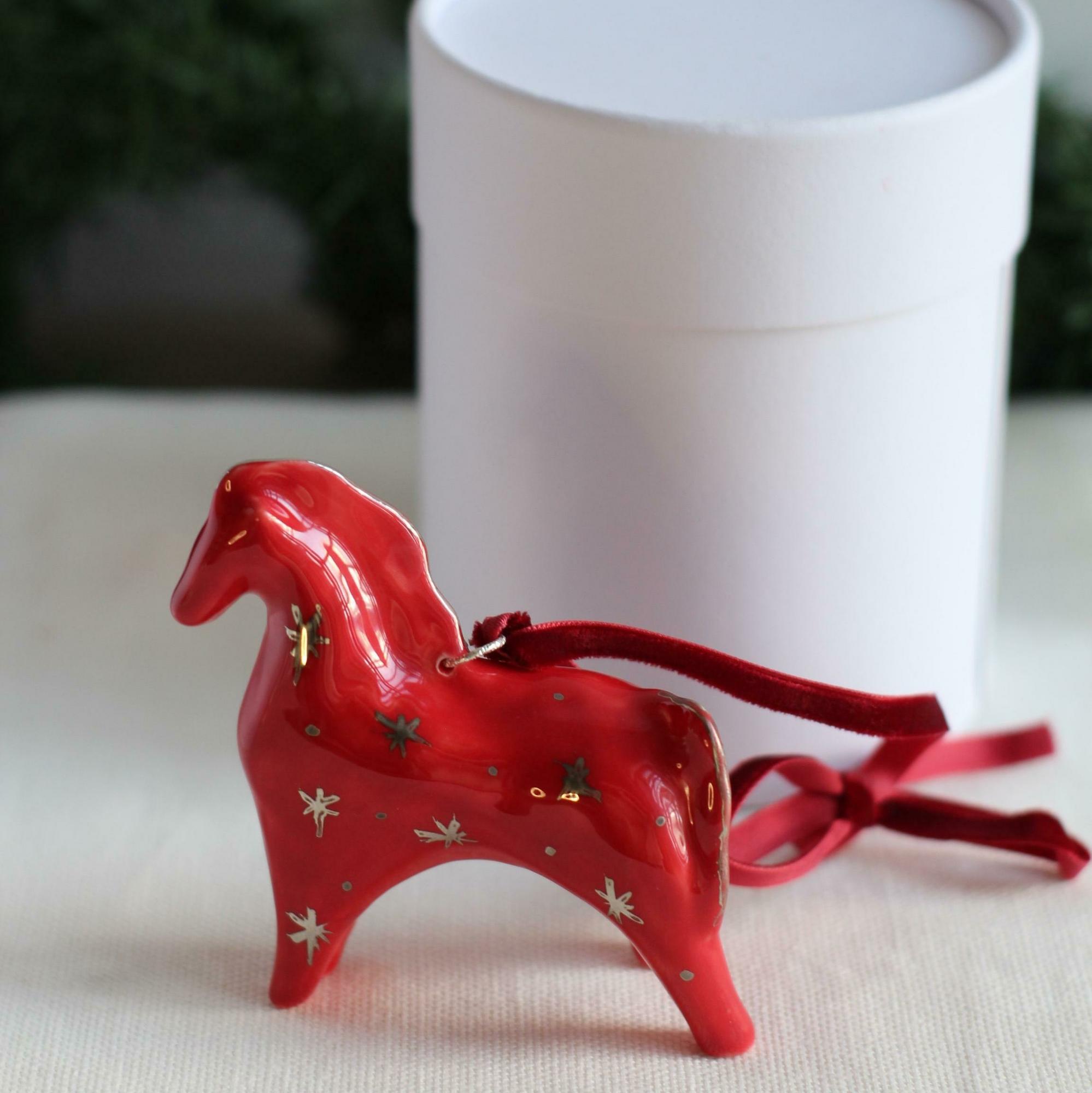 Ёлочная игрушка Лошадка красная со снежинками