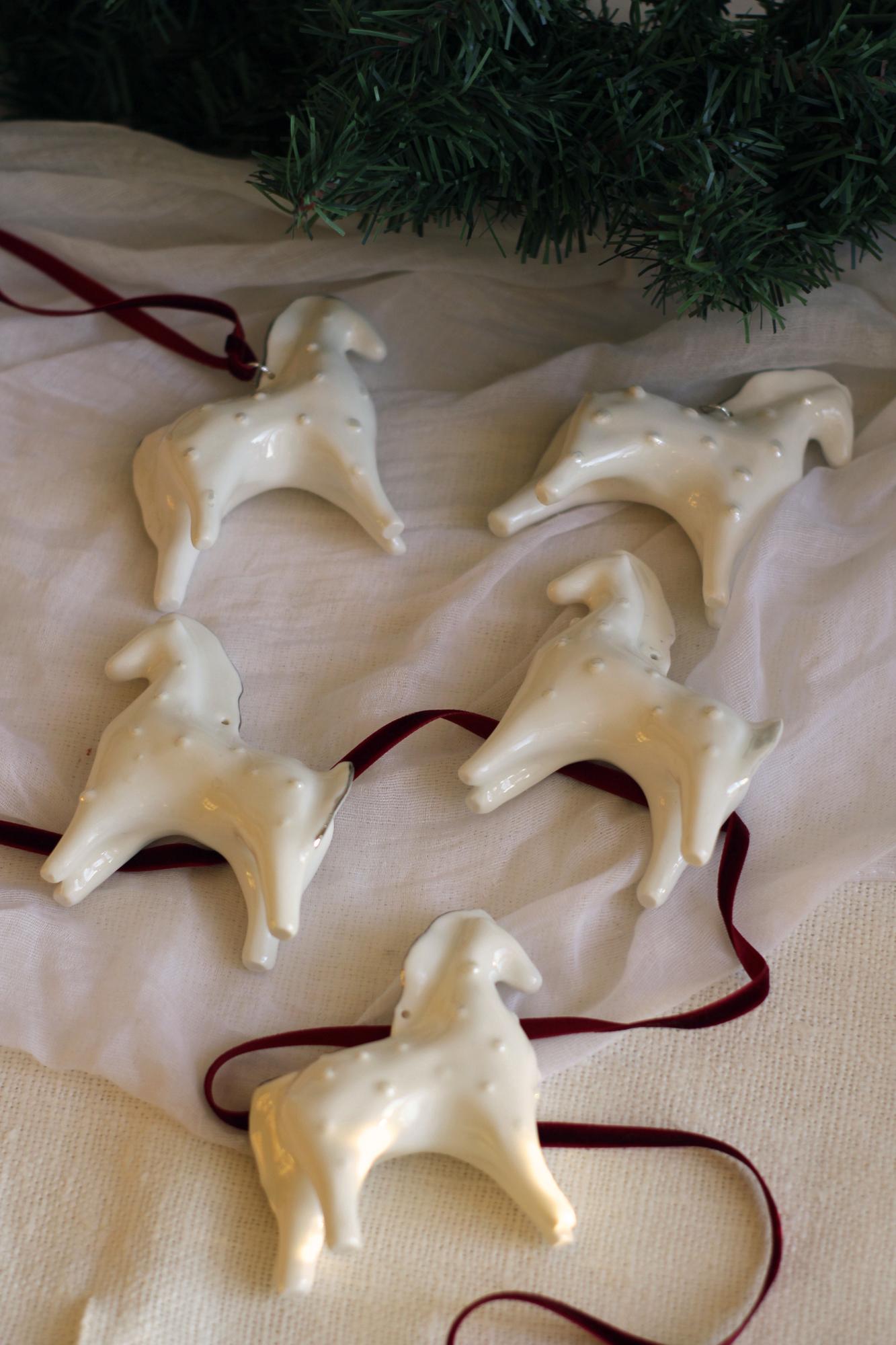 Ёлочная игрушка Лошадка с жемчужинками