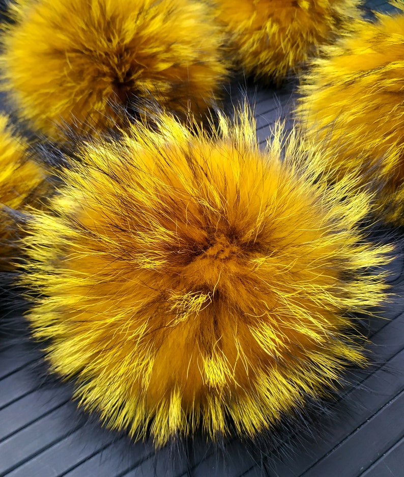 Меховой помпон Енот Желто-горчичный