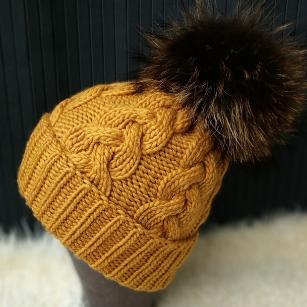 Шапка женская с меховым помпоном енот