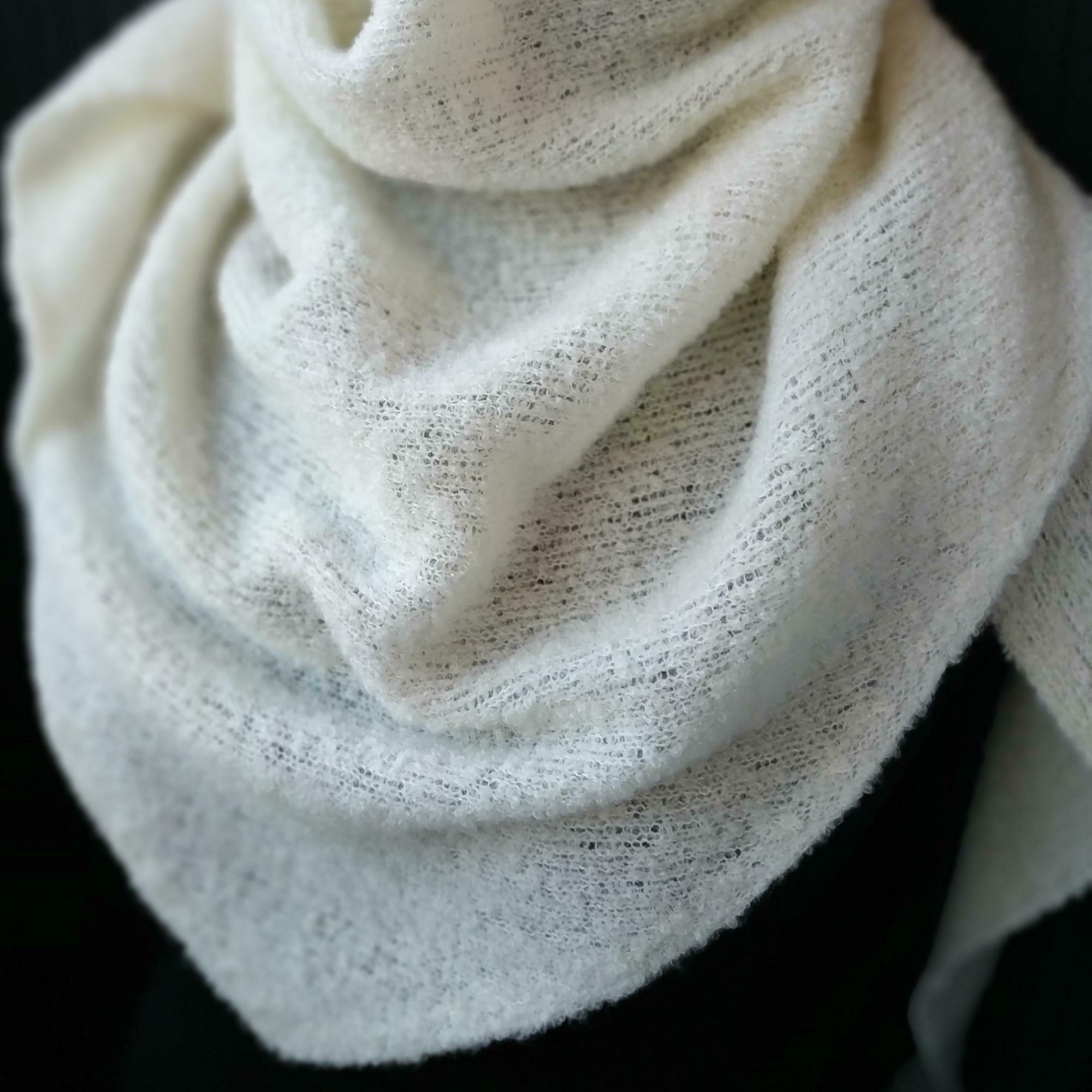 Платок из кашемира букле белый