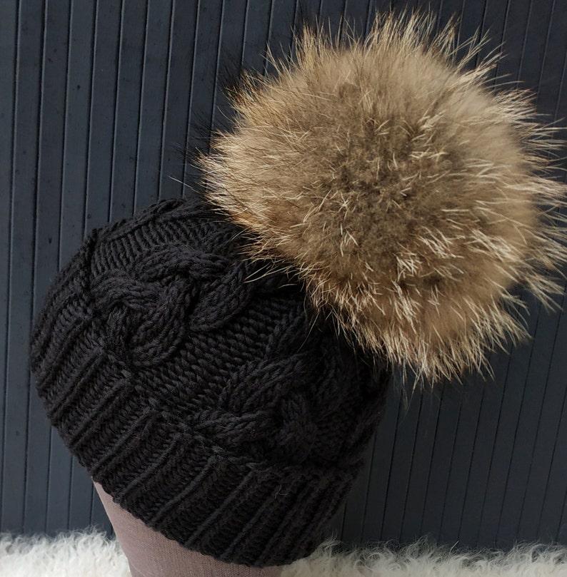 Шапка женская черная с меховым помпоном Енот