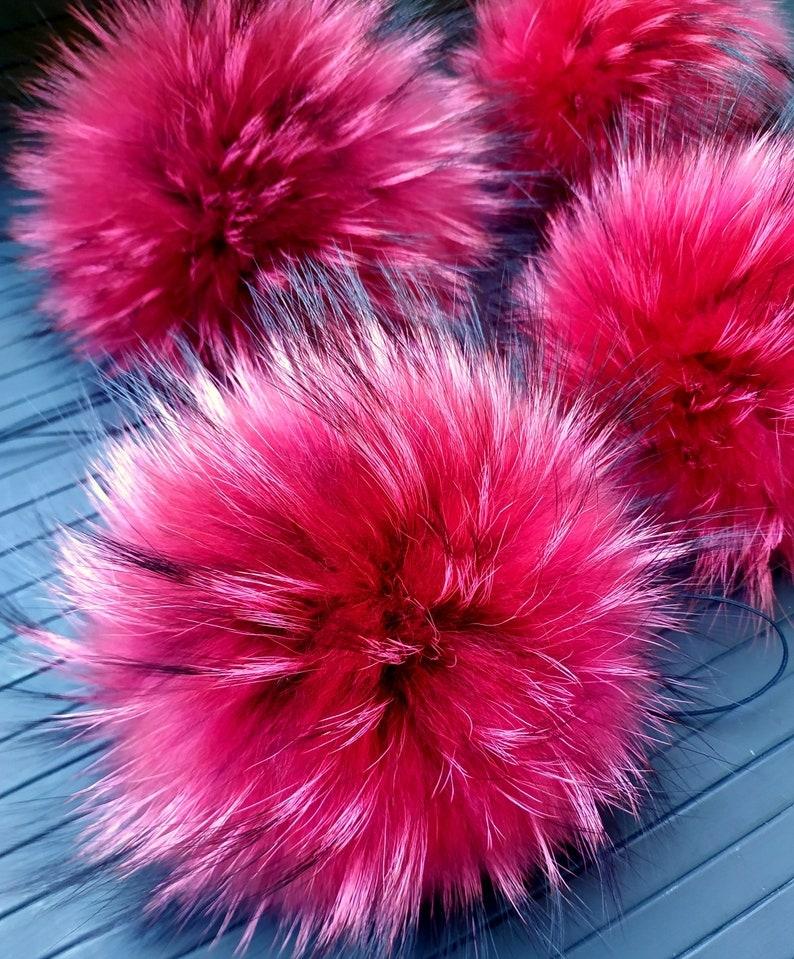 Помпоны из меха енота фуксия