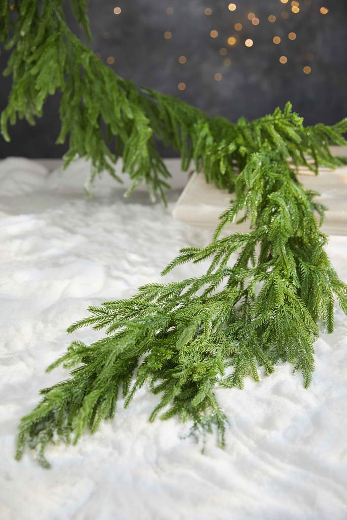 Новогодняя хвойная гирлянда