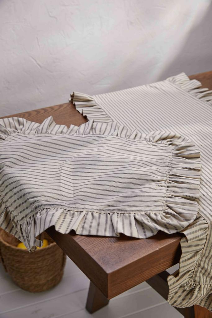 Декор на стол в полоску с рюшем