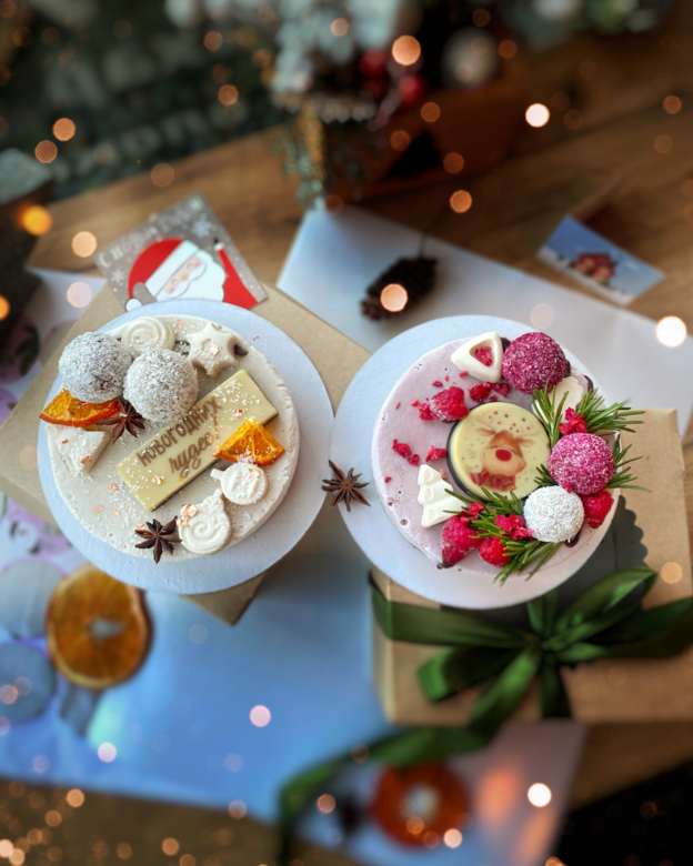 Торт с новогодним декором