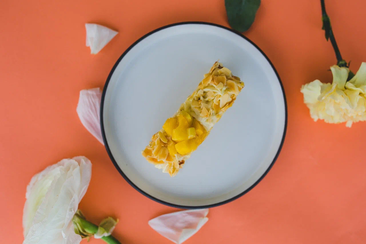 Наполеон с апельсиновым кремом и манго