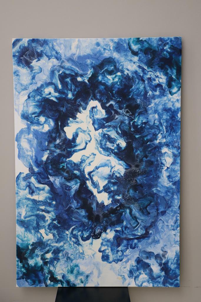 Большая бело-синяя абстракция