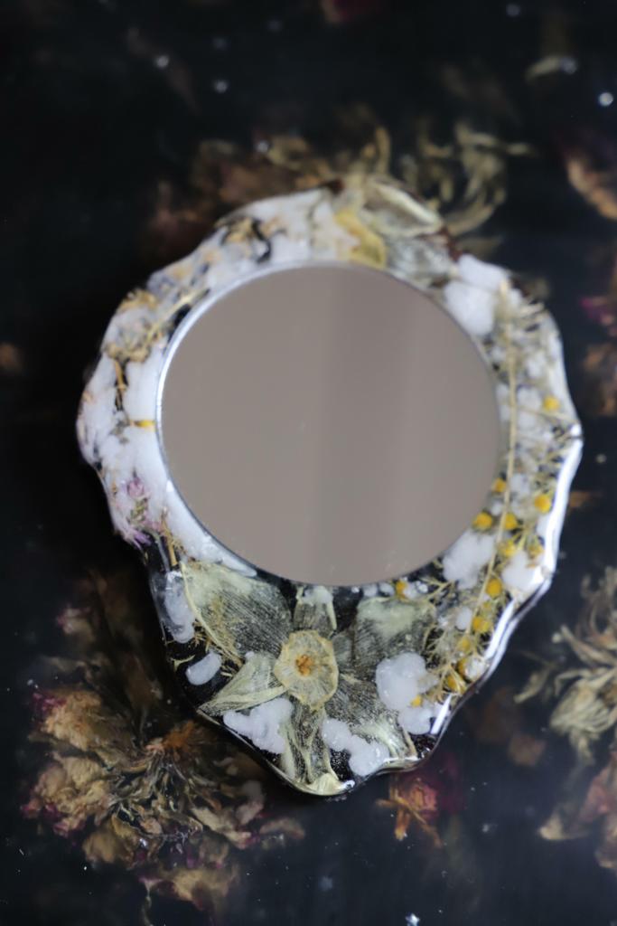 Зеркальце с сухоцветами