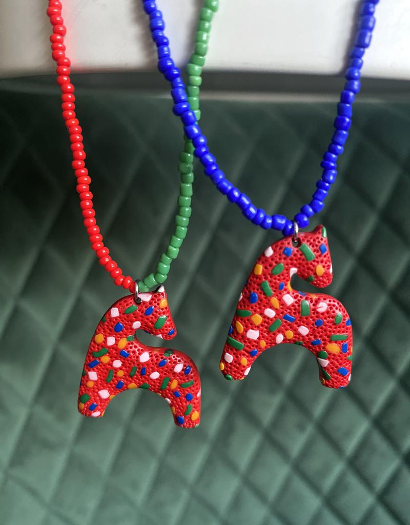 Подвеска Коняшка огненный фактурно-серпантинный с зелено-красным бисером