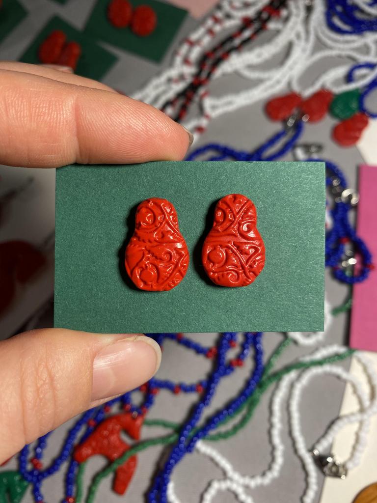 Сережки-гвоздики матрешки красные резные