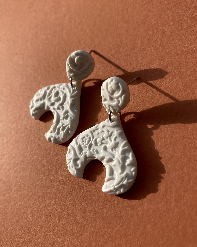 Серьги кокошники резные белые