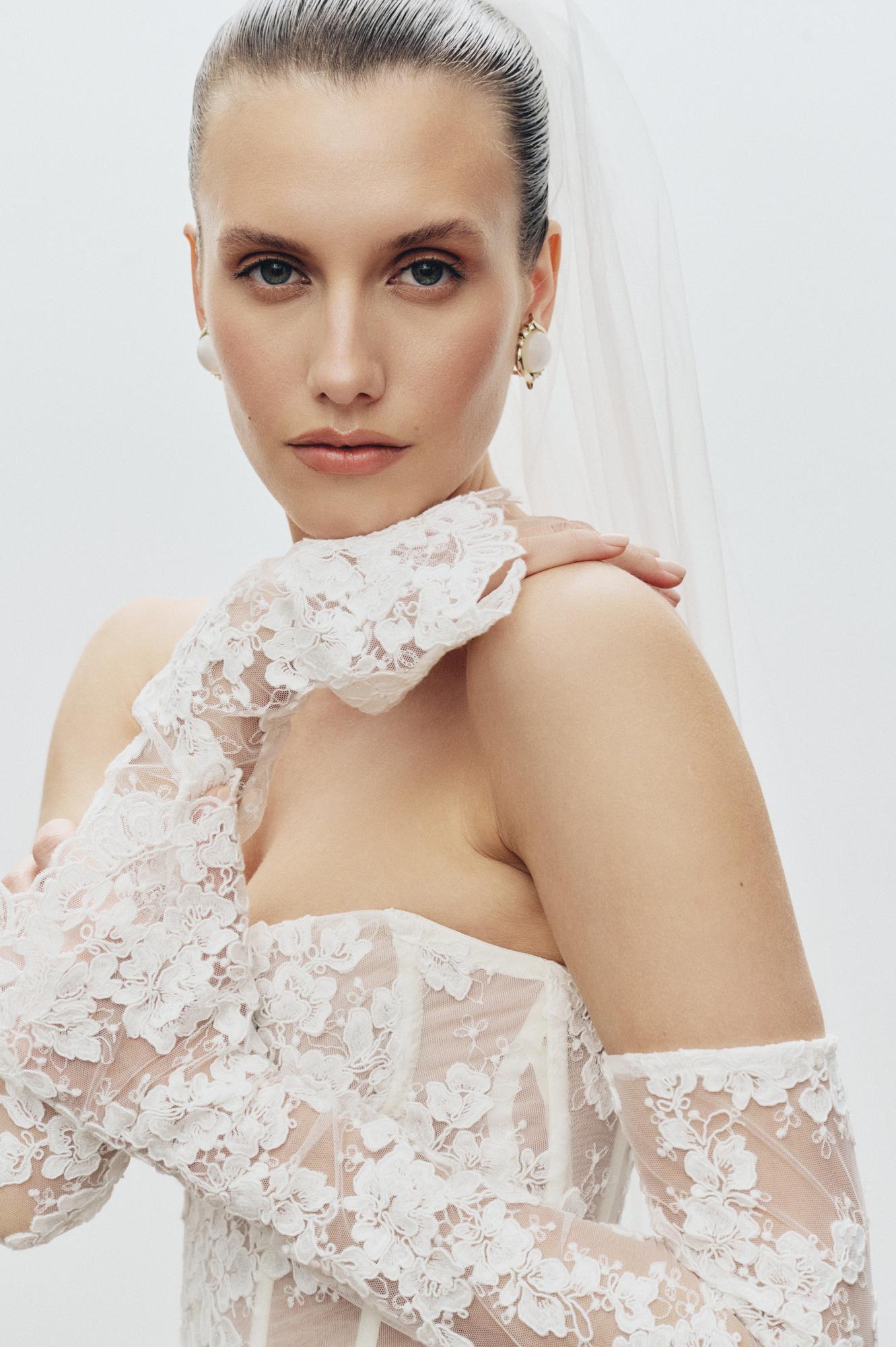 КЕЙТИ С АТЛАСНОЙ ЮБКОЙ