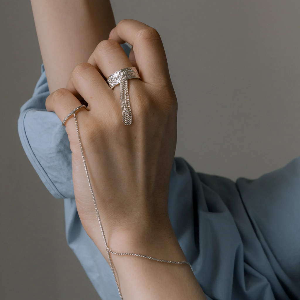 Кольцо широкое мятое с цепями (Ag 925)