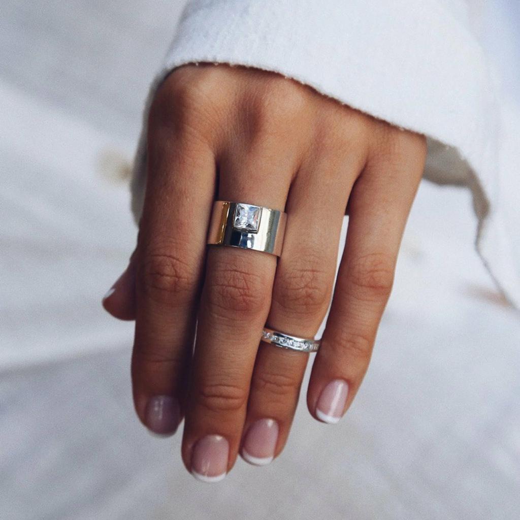 Кольцо широкое с квадратным белым цирконом (гладкое) (Ag 925)