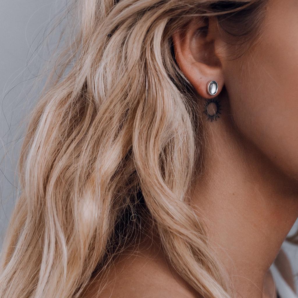 Гвоздики с овальным топазом Sky (кабошон) (Ag 925)