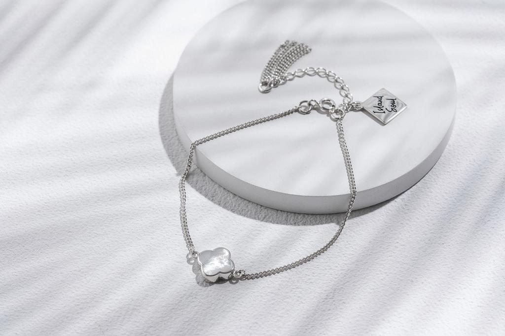 Браслет клевер белый перламутр с кисточкой (Ag 925)