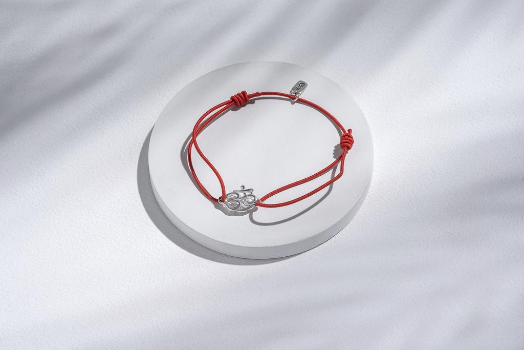 Браслет на красной нити "ОМ" (Ag 925)