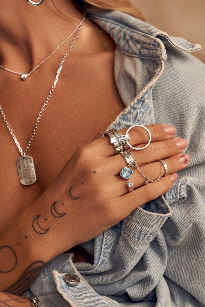 Кольцо несмыкающееся с топазом Sky (ромб) и белым топазом (Ag 925)